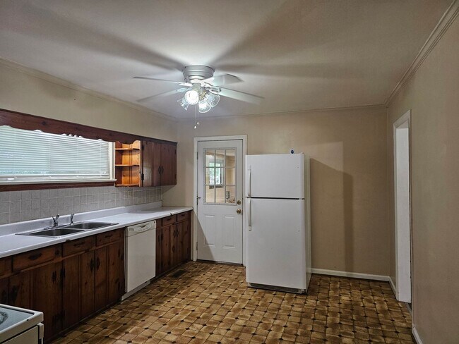 Building Photo - Don't Miss this 2 bedroom with Garage, Lar...