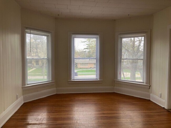 Building Photo - 516 E Walworth Ave