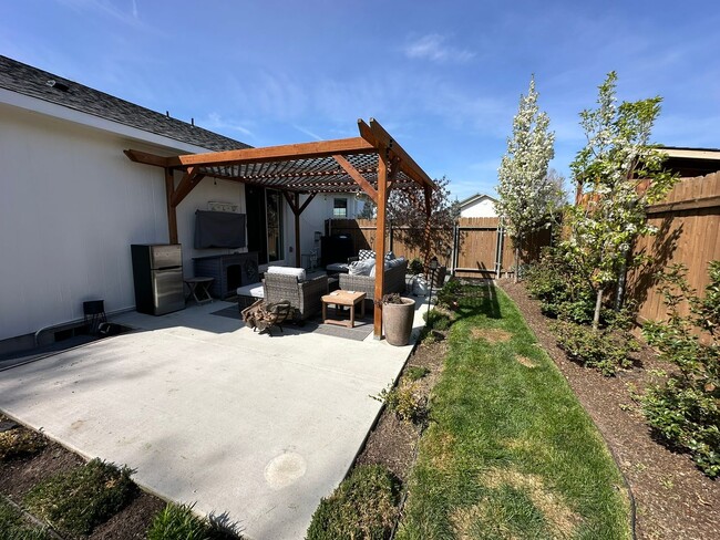 Building Photo - Beautiful 3/2 Home With Backyard Oasis!