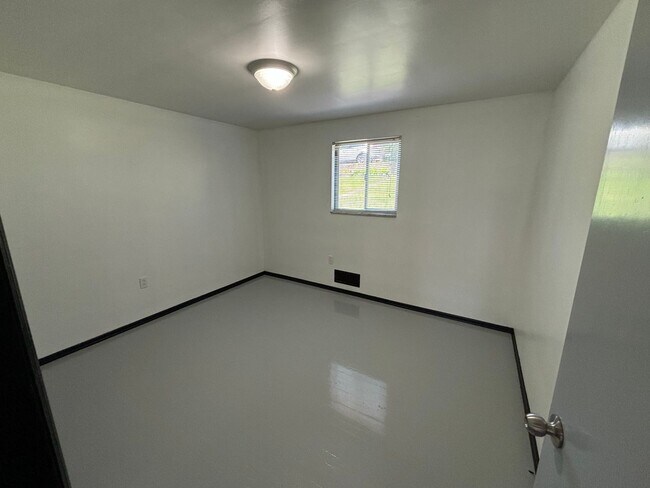 Building Photo - 114 Van Wyck Ave