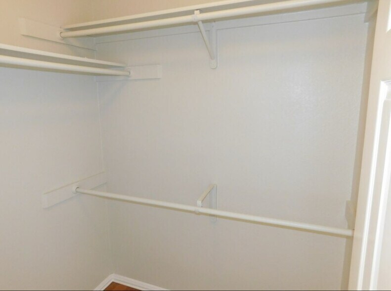 Building Photo - 703 Thrush Dr