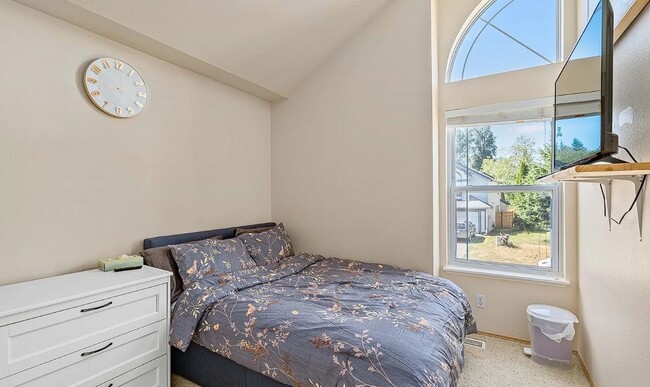 Building Photo - Updated Kent home with outstanding backyard