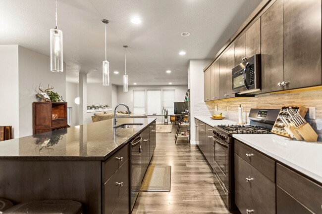 Building Photo - Available 4BR/4BATH Modern Home near Ash C...