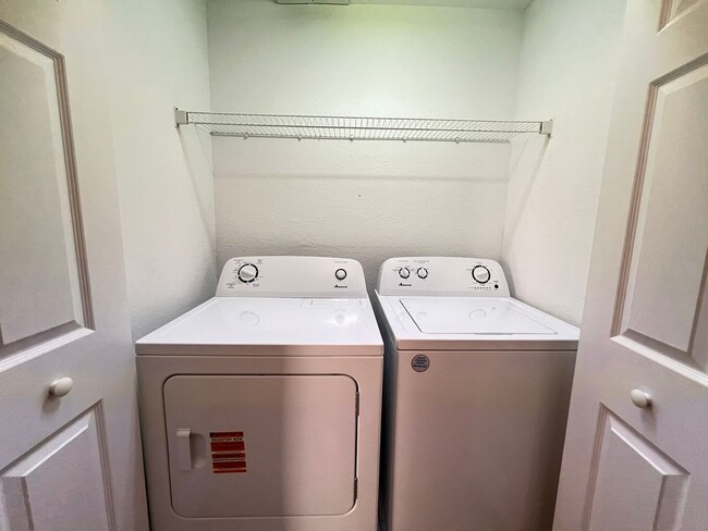 Building Photo - Great townhouse -  available now!