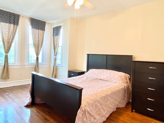 Building Photo - Spacious 2 Bed Plus Den - 1 Bath - Capitol...