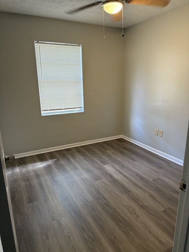 Building Photo - MOVE IN READY