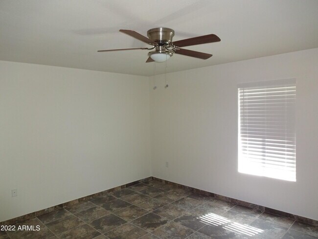 Building Photo - 9930 W Oak Ridge Dr