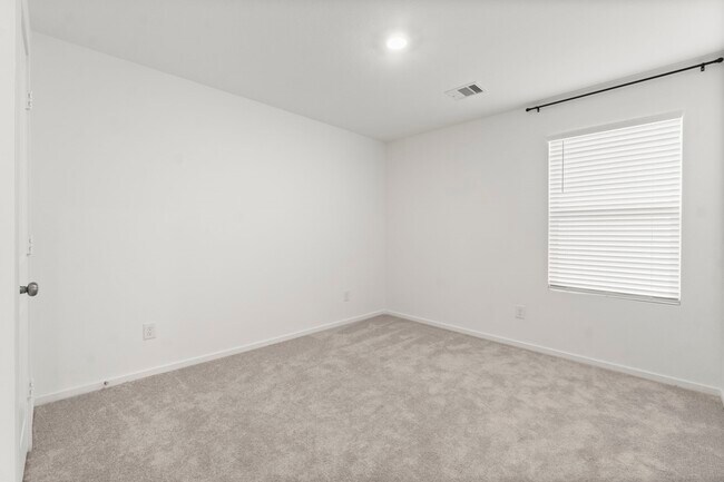 Building Photo - 25429 Carnation Ct