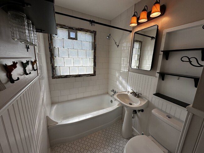 Building Photo - ***Available late-July*** Charming Home in...