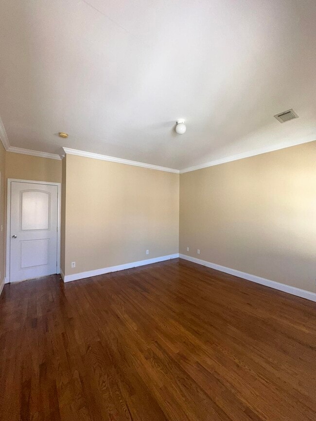 Building Photo - 272 St Pauls Ave