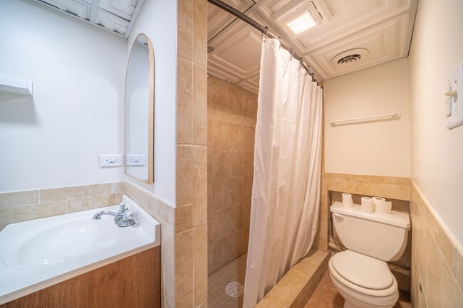 Building Photo - 714 Villa St