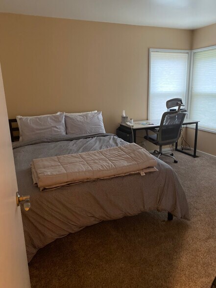 Third bedroom on the first floor - 1604 Lakeview Blvd E