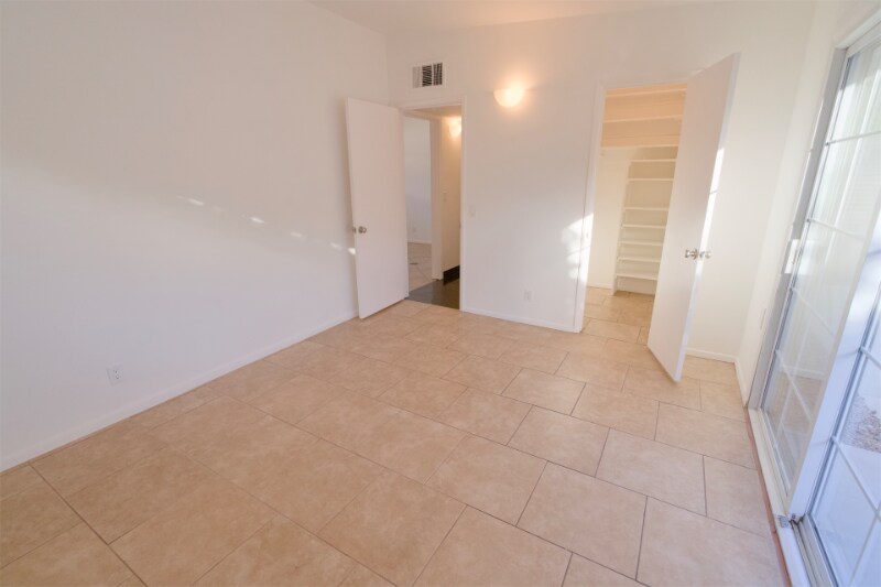 Building Photo - 975 E Camino Parocela