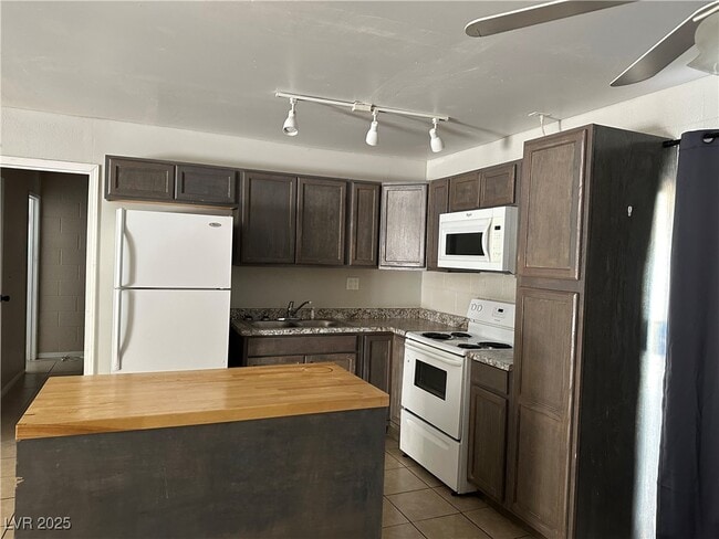 Primary Photo - 2929 E Elm Ave