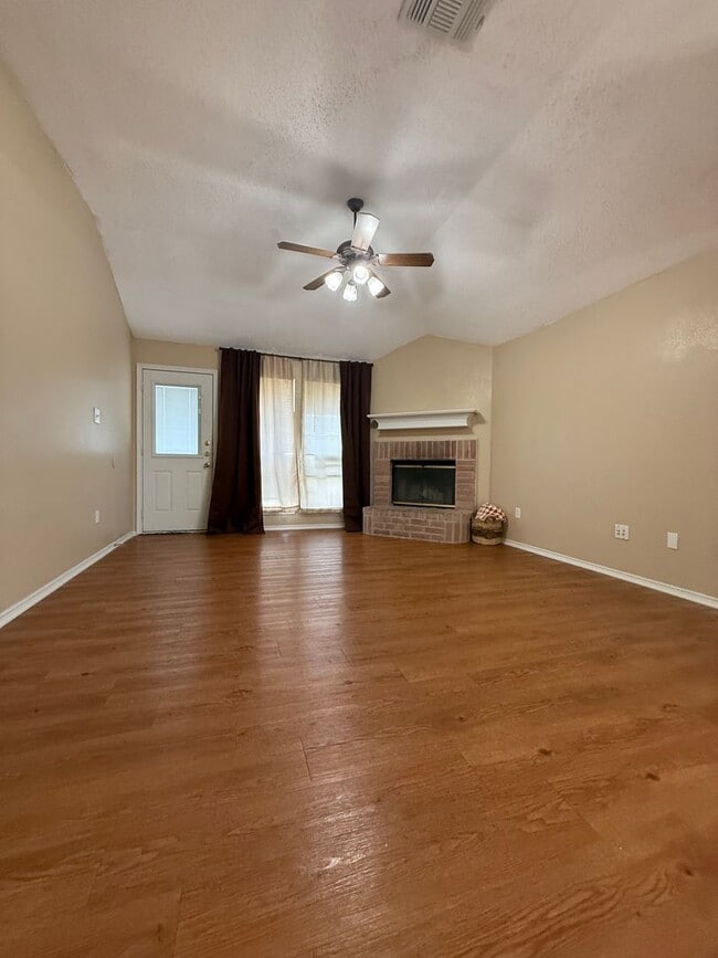 Building Photo - COMMUTER FRIENDLY / ESTABLISHED NEIGHBORHOOD