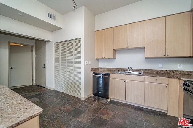 Building Photo - 388 E Ocean Blvd