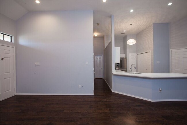 Building Photo - 653 Spring Valley Rd