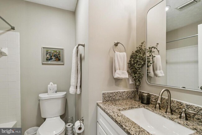 Building Photo - 9525 Oakhurst Dr