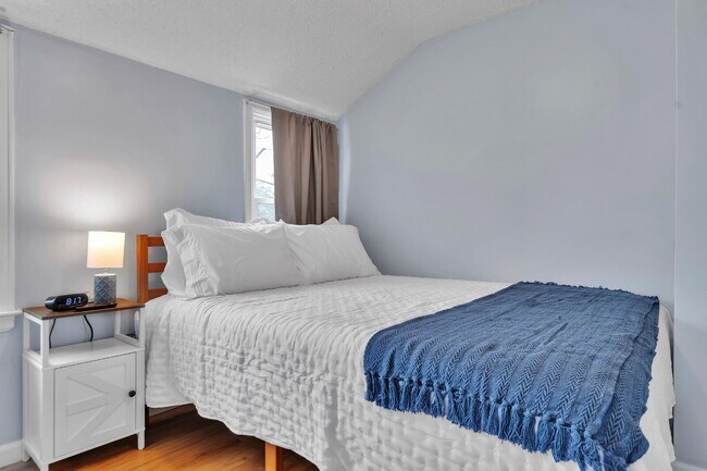 Building Photo - Furnished 4-Bedroom Single-Family Home in Cheektowaga