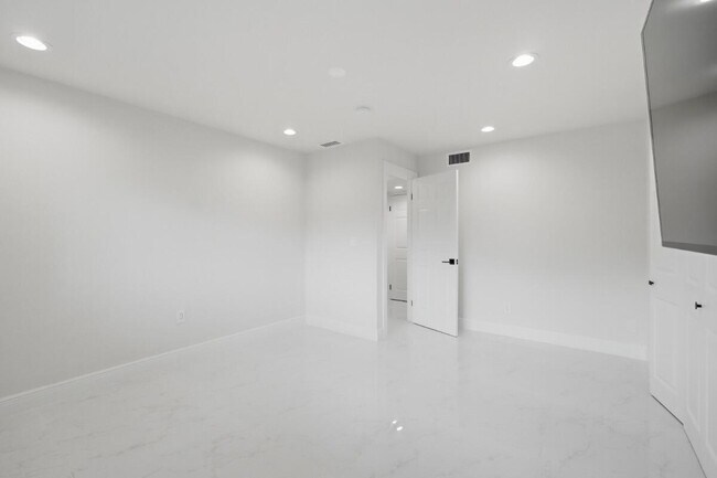 Building Photo - 877 NE 195th St