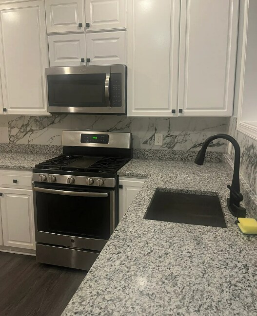 Building Photo - 2 Bedroom Plus Den 2.5 Bathrooms