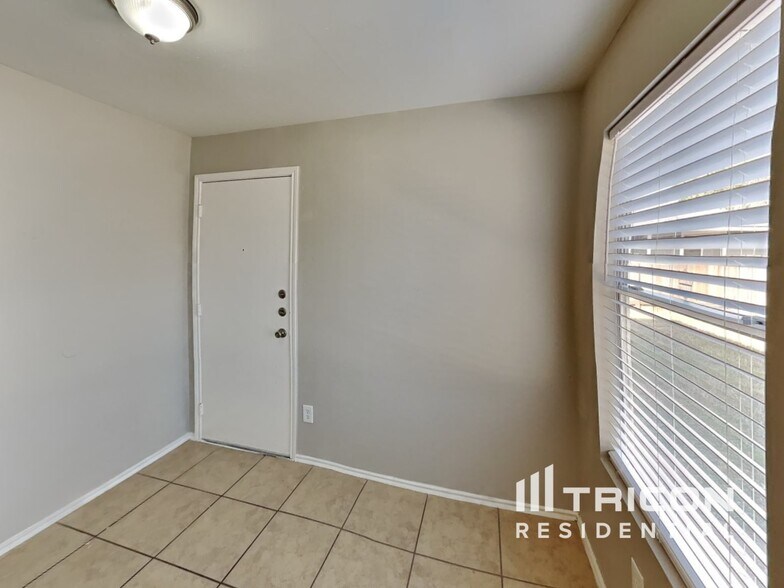 Building Photo - 12844 Edgewood Park Dr