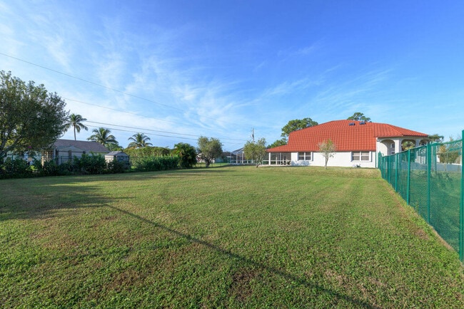 Building Photo - 1250 SW San Antonio Ave