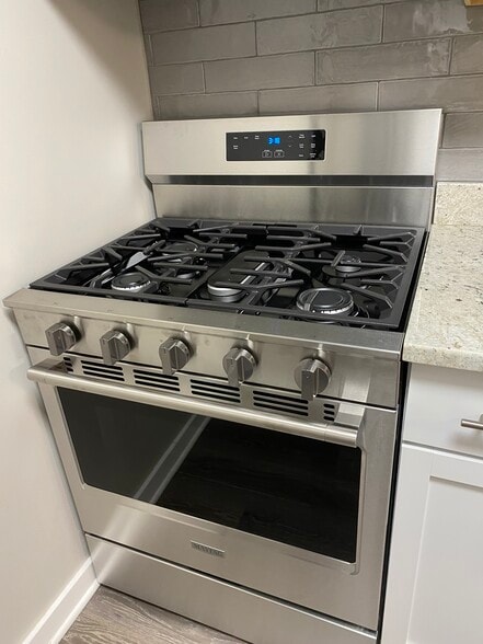 Building Photo - 125 Twin Oaks Dr