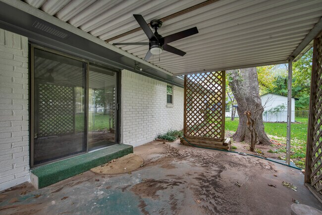 Building Photo - 611 Ray Andra Dr