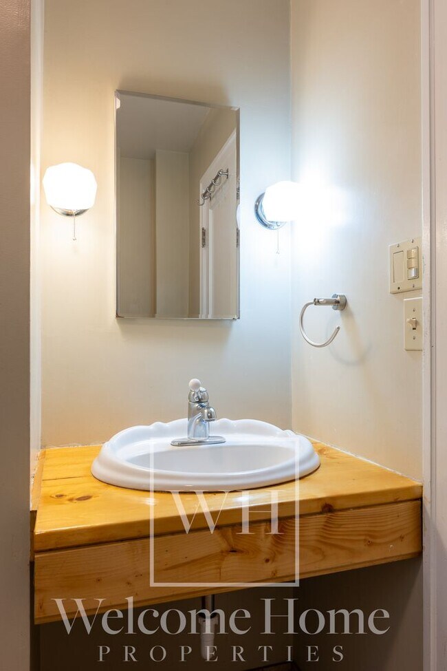 Building Photo - Vintage Home with Room to Entertain