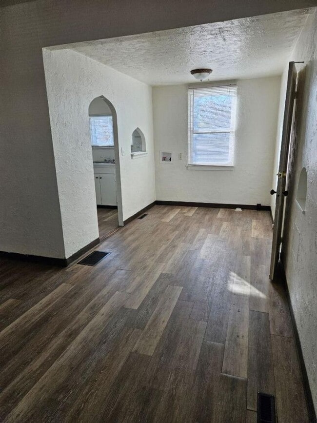 Building Photo - Fantastic 2 bedroom house avail NOW