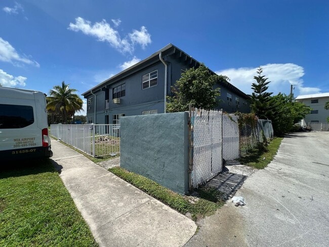 Building Photo - 2-bedroom for rent in N. Miami Beach