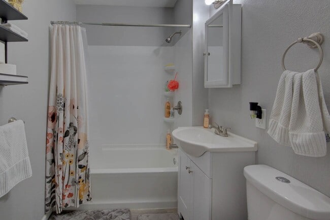 Building Photo - 3 bed home