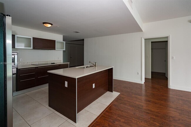 Building Photo - 1900 N Bayshore Dr