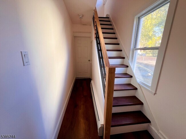 Building Photo - 27 William St