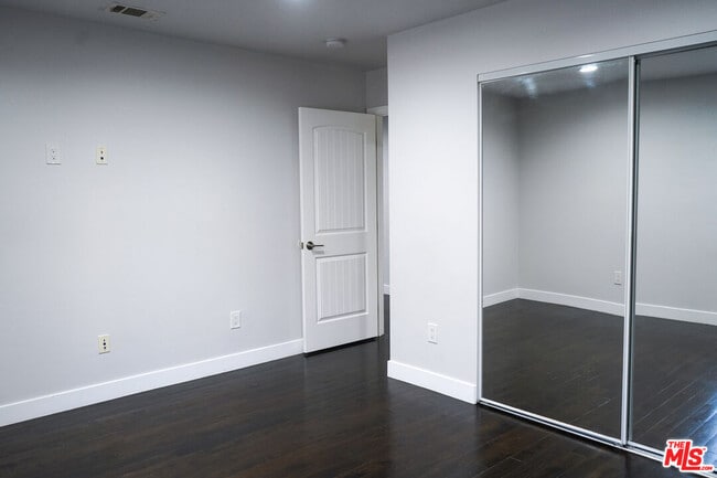 Building Photo - 2114 1/2 Ridgeley Dr