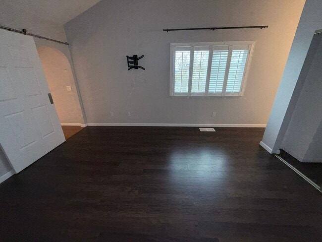 Building Photo - 533 Bustos Pl