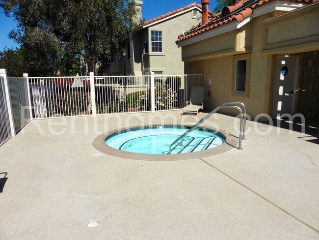 Building Photo - 10960 Creekbridge Pl