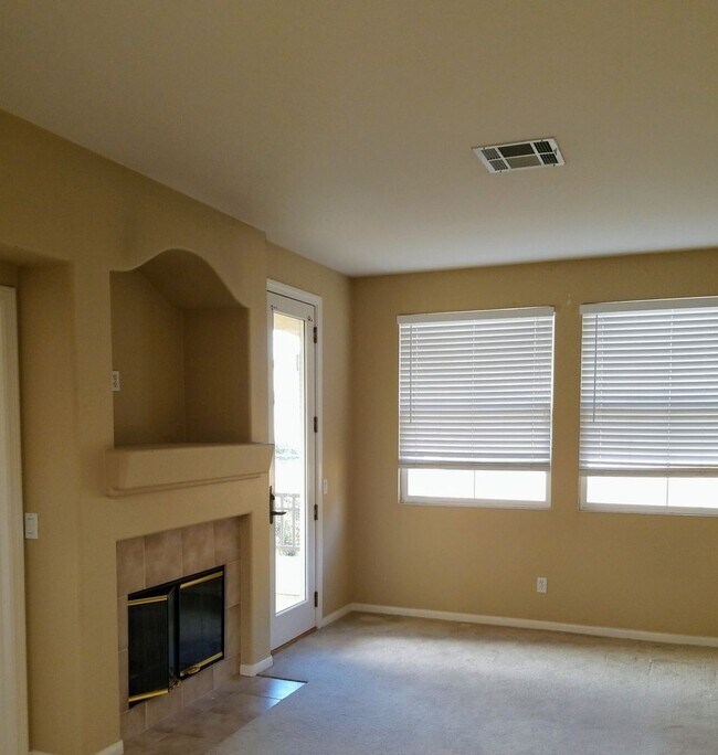 Building Photo - 1350 sqft 2 Bed plus Den, 2 Bath Chula Vista 2Car Garage, Gated community