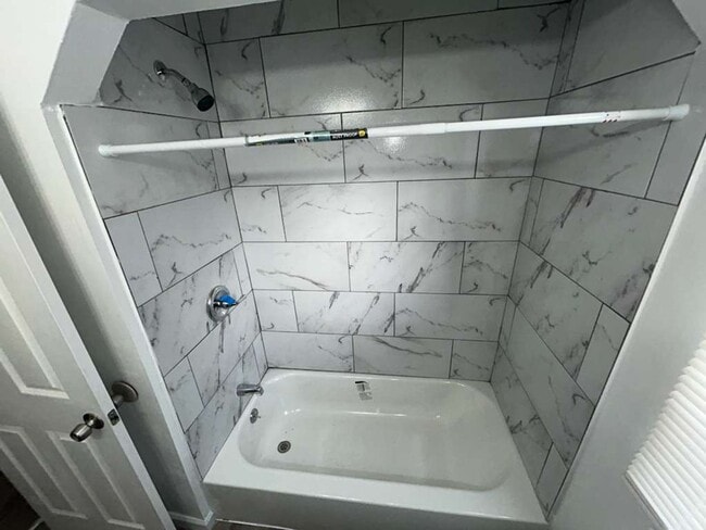 Building Photo - Cute 3 Bedroom Bungalow