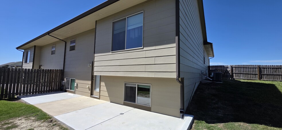 Building Photo - 2439 E Quivira St