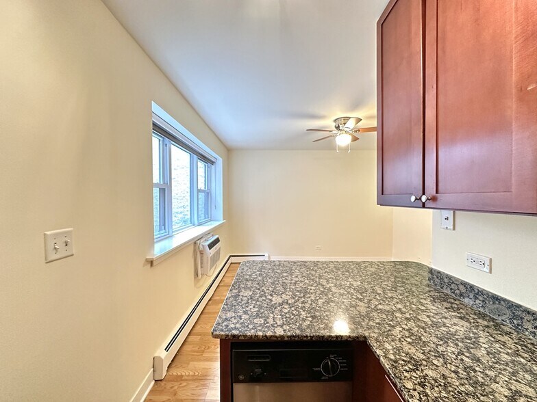Building Photo - 650 W Wrightwood Ave
