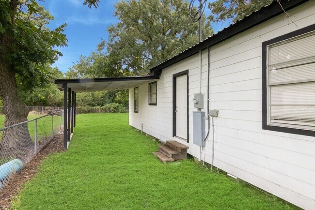 Building Photo - 3 bedroom - 2 bath. New paint, new plumbing and lighting fixtures, new bath vanities, new floorin...