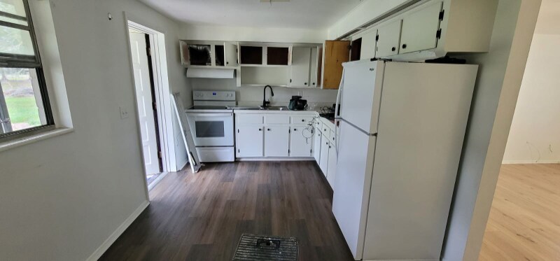 Building Photo - 124 6th St W