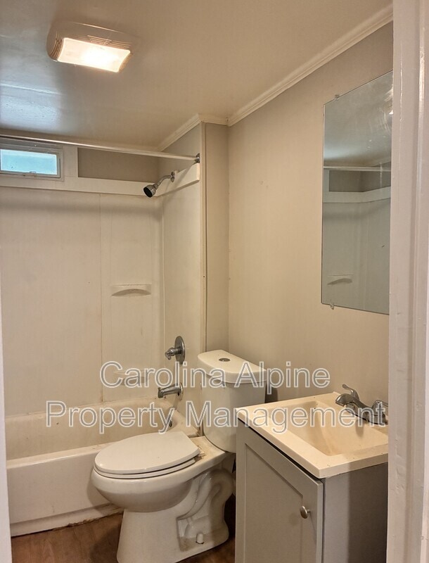 Building Photo - 936 Bond Ave