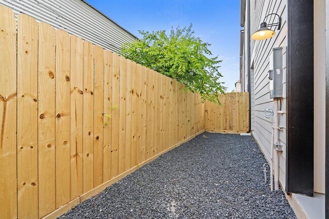 Building Photo - 5207 Pine Tree Dr