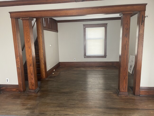 Building Photo - 607 N Sycamore St
