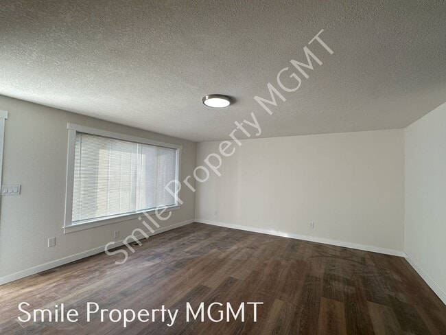 Building Photo - Great Size House