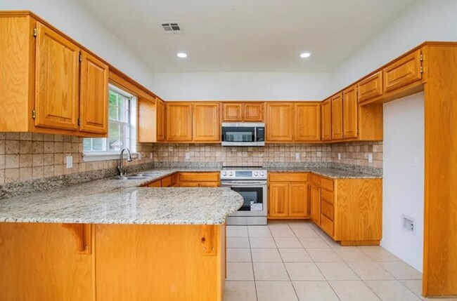 Building Photo - Great Location! Family House! 3 bedroom,  2.5 bathroom, large bonus room, 2 car garage