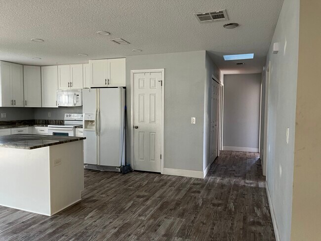 Building Photo - 325 Redwing Way